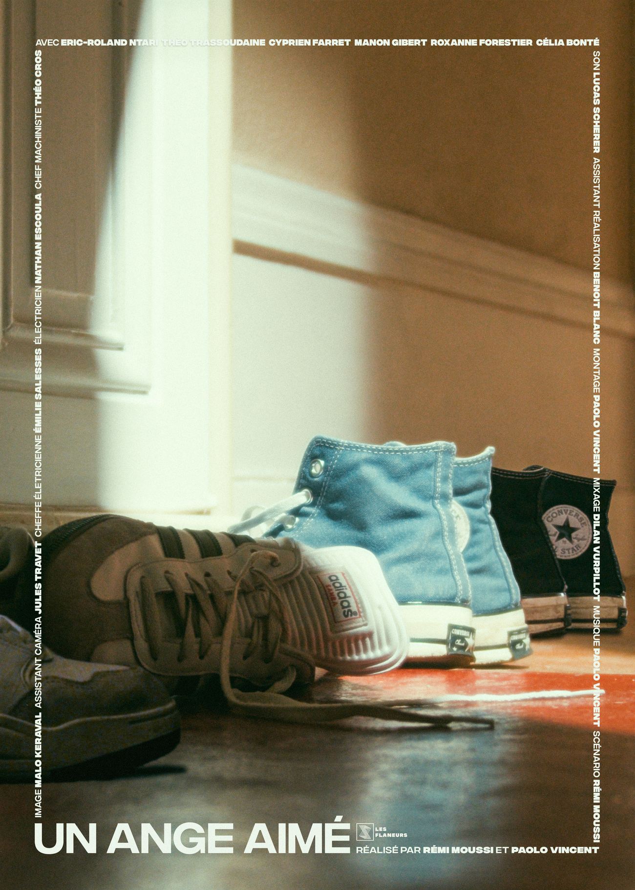 Affiche d'Un Ange Aimé : des paires de baskets dans l'entrée, traversées par un rai de lumière.