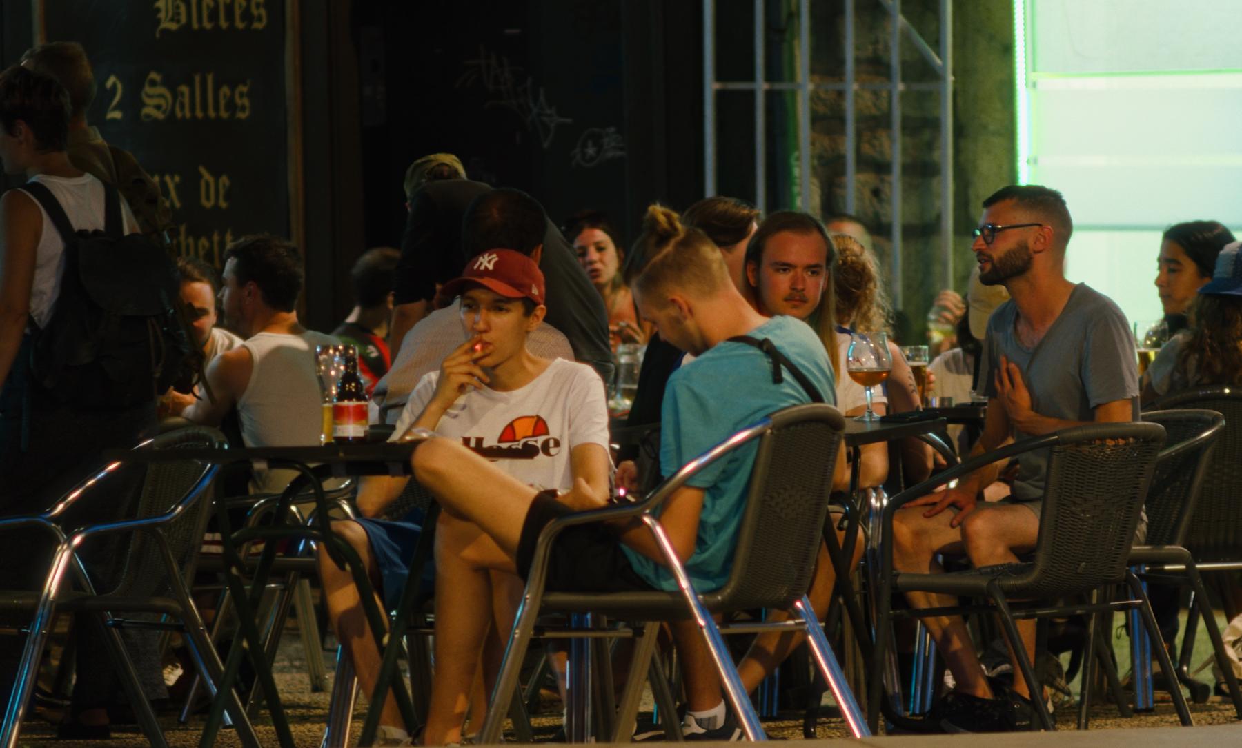 Une terrasse de bar animée dans la chaleur du soir.